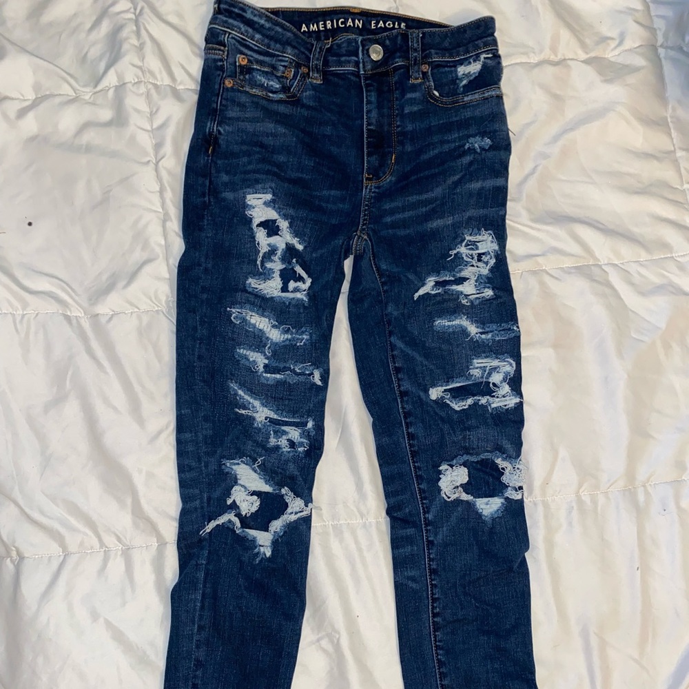 AMERICAN EAGLE RIPPED SKINNY JEANS